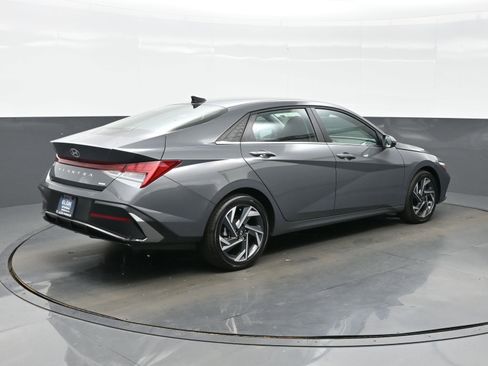 Used 2025 Hyundai Elantra Limited FWD image 6