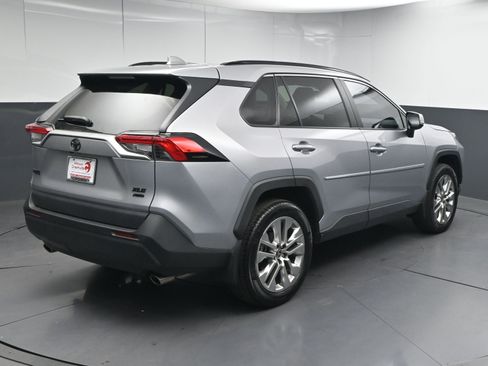 Used 2021 Toyota RAV4 XLE Premium image 8
