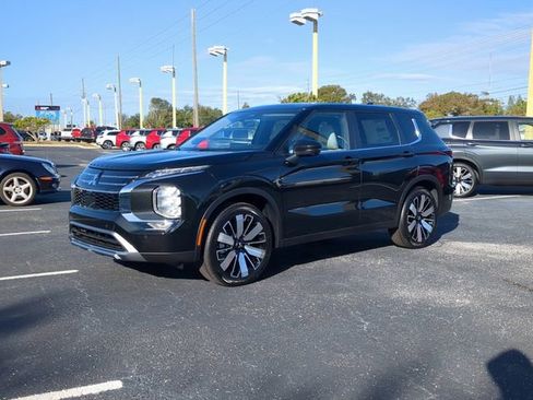 New 2025 Mitsubishi Outlander SE image 2
