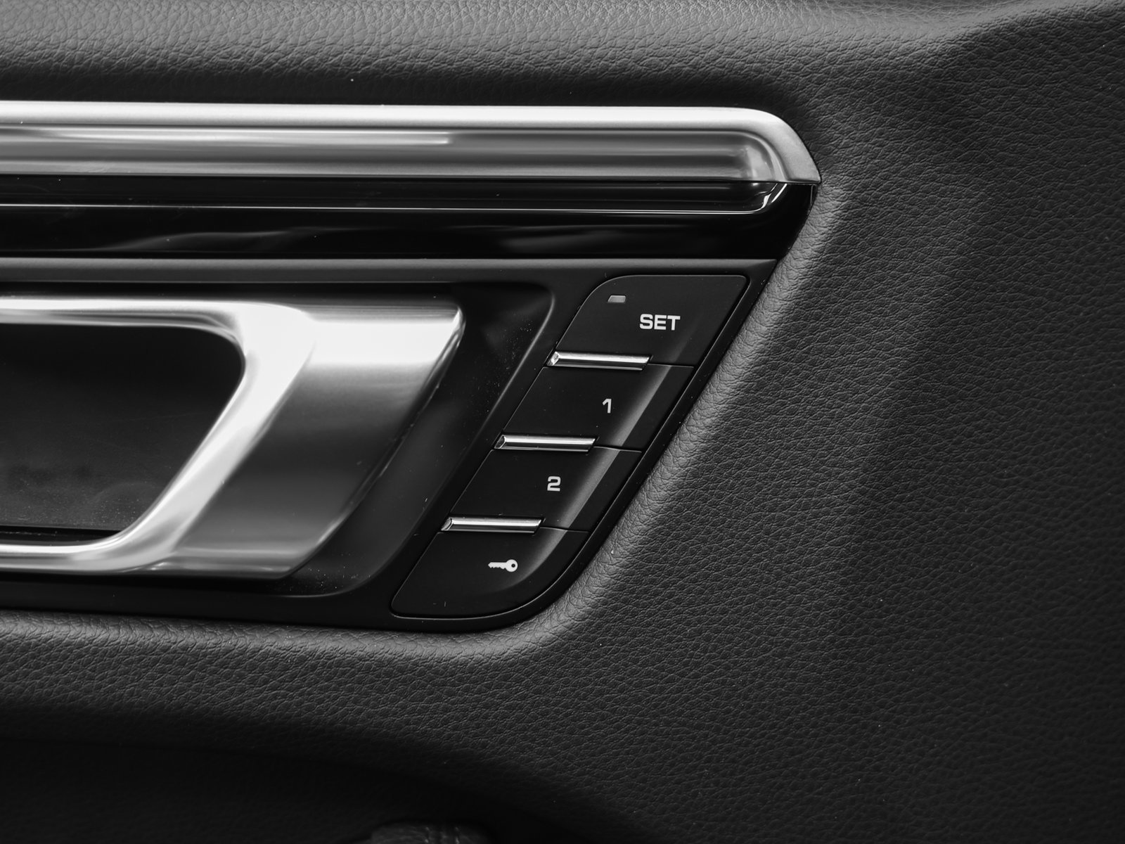 Certified 2023 Porsche Macan AWD/4WD image 25