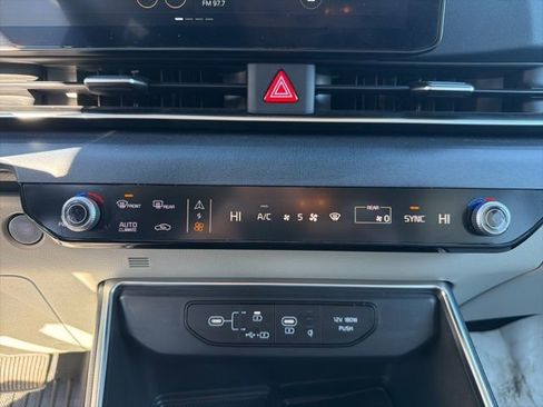 Used 2025 Kia Carnival EX image 21