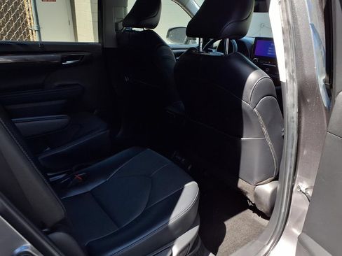 Certified 2024 Toyota Highlander Limited AWD/4WD image 23