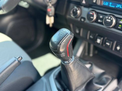 Used 2020 Toyota Tacoma TRD Off-Road w/ Technology Package AWD/4WD image 91