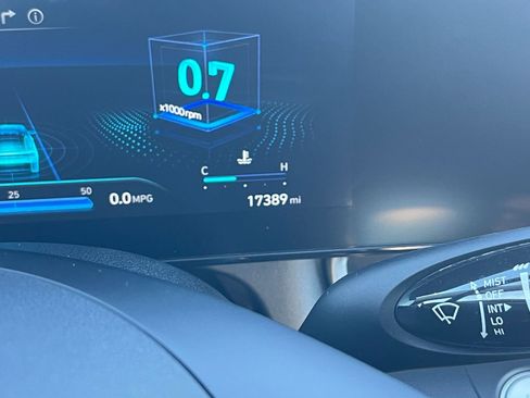 Used 2025 Hyundai Elantra SEL image 39