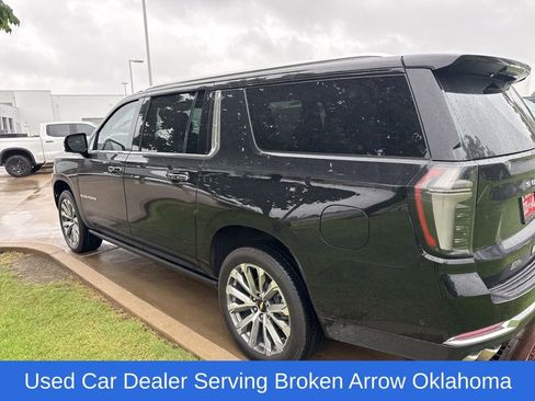 Used 2025 Chevrolet Suburban High Country AWD/4WD image 9
