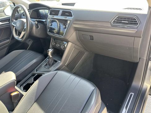 Used 2024 Volkswagen Tiguan SE image 11
