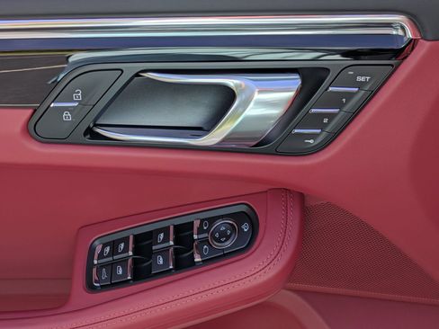 Certified 2025 Porsche Macan S AWD/4WD image 23