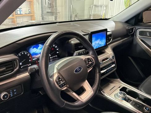 Used 2022 Ford Explorer XLT w/ Equipment Group 202A AWD/4WD image 18
