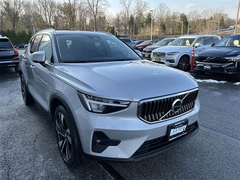 Certified 2023 Volvo XC40 B5 Plus image 2
