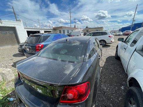 Used 2013 Dodge Avenger SE image 4