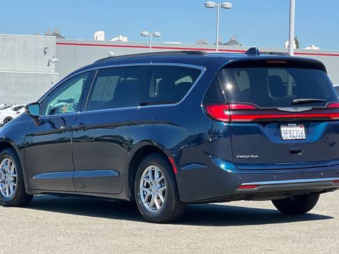 Used 2021 Chrysler Pacifica Touring w/ Uconnect Theater Family Group FWD image 7
