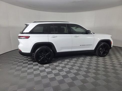 Used 2023 Jeep Grand Cherokee Altitude RWD image 5