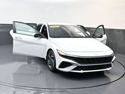 Certified 2025 Hyundai Elantra Sport image 31