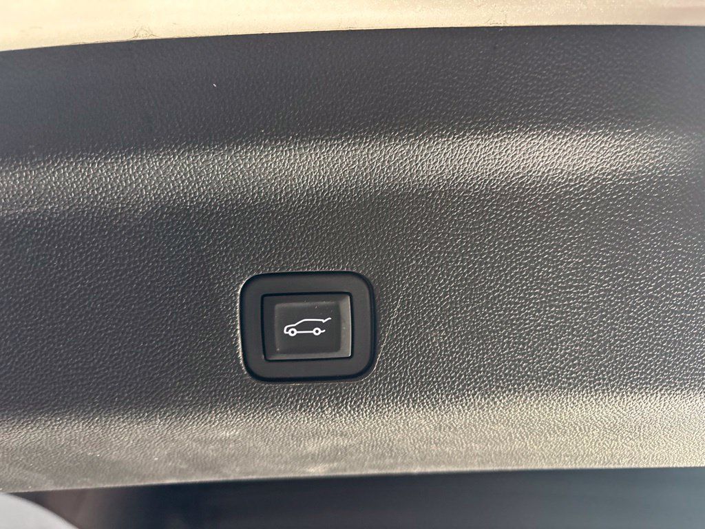 Used 2025 GMC Yukon Denali Ultimate w/ LPO, Floor Liner Package AWD/4WD image 6