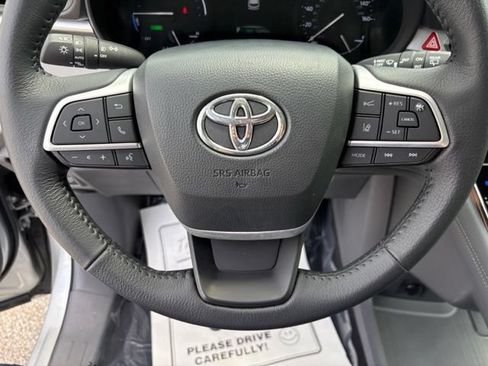 Used 2024 Toyota Sienna XLE w/ XLE Plus Package AWD/4WD image 31