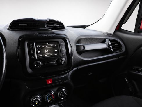 Used 2017 Jeep Renegade Altitude FWD image 29