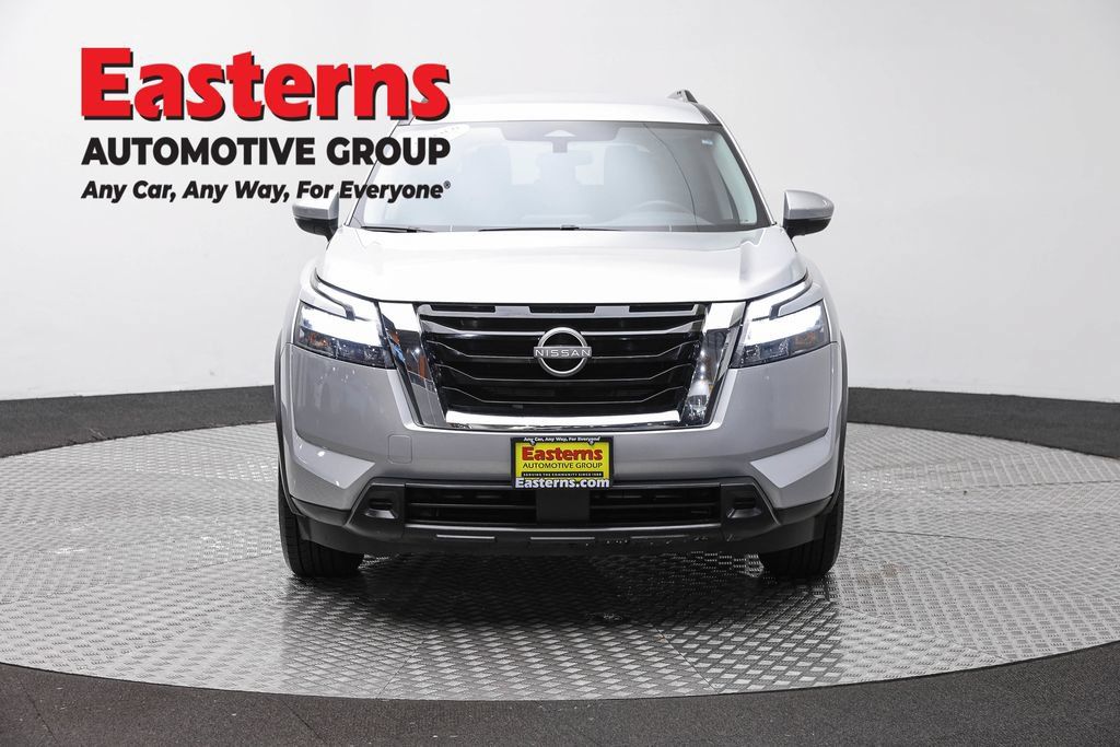 Used 2025 Nissan Pathfinder SV FWD image 2