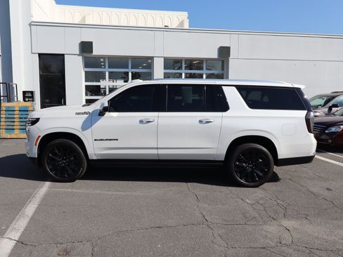 Used 2025 Chevrolet Suburban High Country AWD/4WD image 7