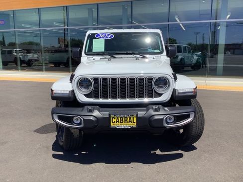 Used 2025 Jeep Wrangler Unlimited Sahara AWD/4WD image 4