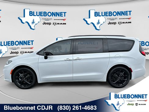New 2026 Chrysler Pacifica Limited w/ S Appearance Package FWD image 8