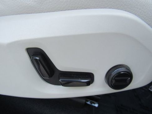 Used 2023 Volvo XC60 B5 Plus w/ Protection Package Premier image 22