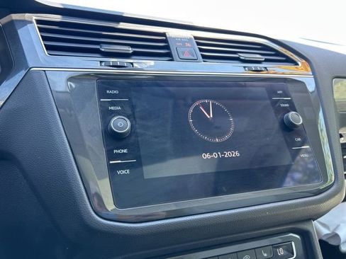 Used 2020 Volkswagen Tiguan SE w/ Panoramic Sunroof Package FWD image 28