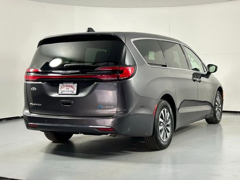 Used 2023 Chrysler Pacifica Touring-L image 7