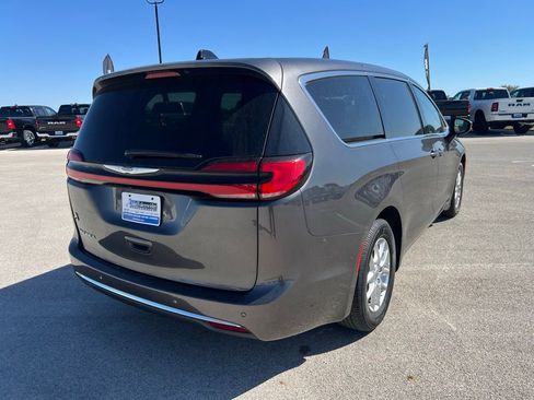 Used 2023 Chrysler Pacifica Touring-L image 6