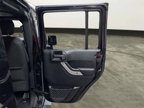 Used 2016 Jeep Wrangler Unlimited Sahara AWD/4WD image 18