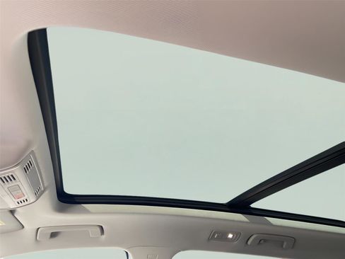 Used 2025 Volkswagen Taos SE image 39