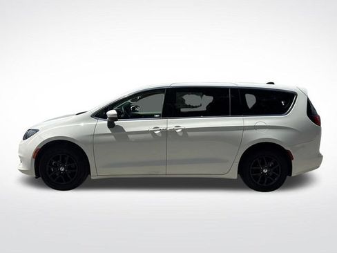 Used 2023 Chrysler Voyager LX FWD image 3