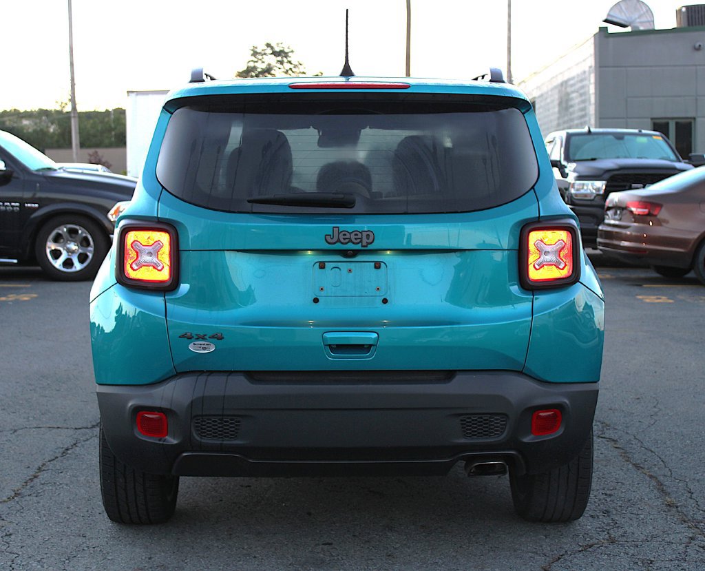 Certified 2021 Jeep Renegade Latitude w/ Sun & Sound Group AWD/4WD image 7