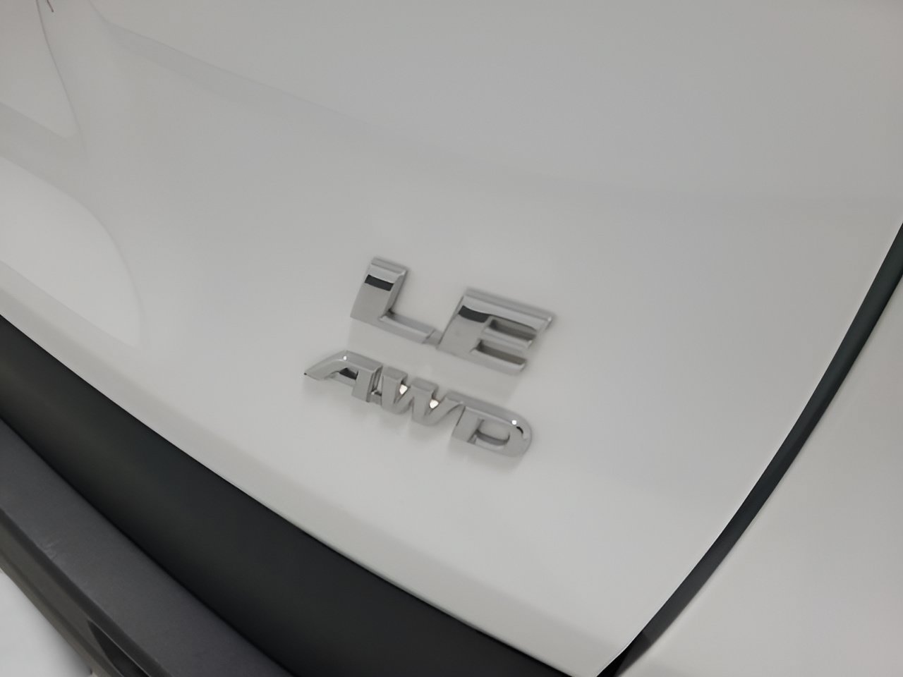 Used 2022 Toyota RAV4 LE w/ Carpet Mat Package (TMS) AWD/4WD image 8