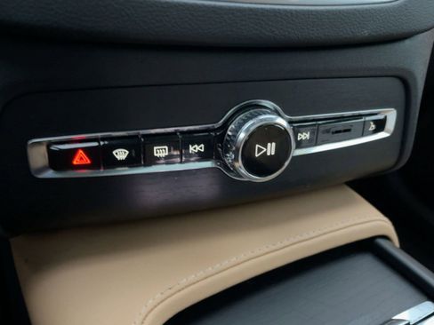 Certified 2024 Volvo XC90 T8 Ultimate w/ Protection Package Premier image 18