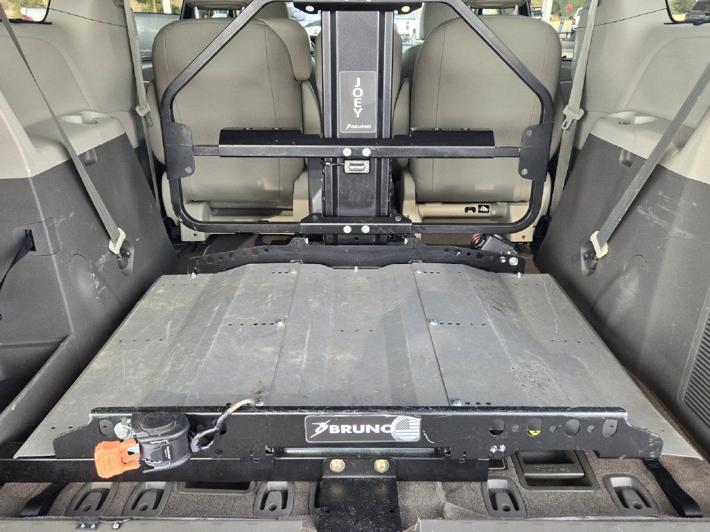 Used 2018 Toyota Sienna XLE w/ XLE Navigation Package FWD image 32