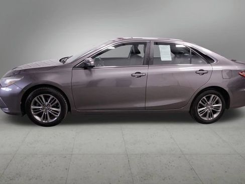 Used 2017 Toyota Camry SE image 2