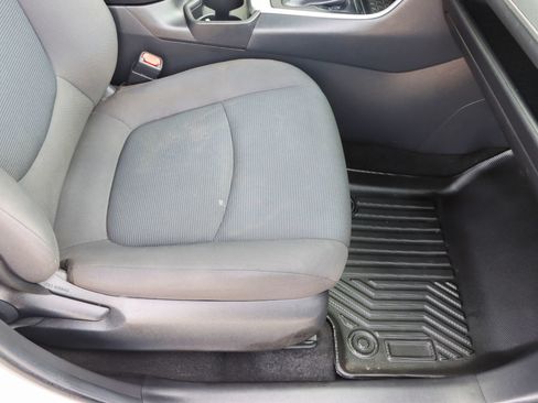Used 2019 Toyota RAV4 LE FWD image 21