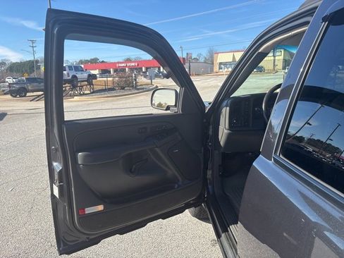 Used 2003 Chevrolet Avalanche 4x4 w/ Suspension Package, Off-Road image 12