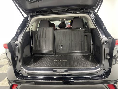 Used 2021 Toyota Highlander L image 18