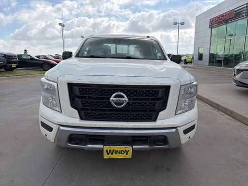 Used 2021 Nissan Titan SV w/ SV Convenience Package image 2