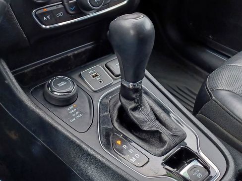 Used 2019 Jeep Cherokee Limited AWD/4WD image 28