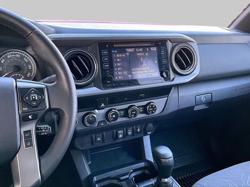 Certified 2018 Toyota Tacoma TRD Off-Road AWD/4WD image 7