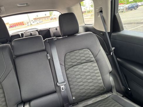 Used 2025 Nissan Pathfinder SV AWD/4WD image 36