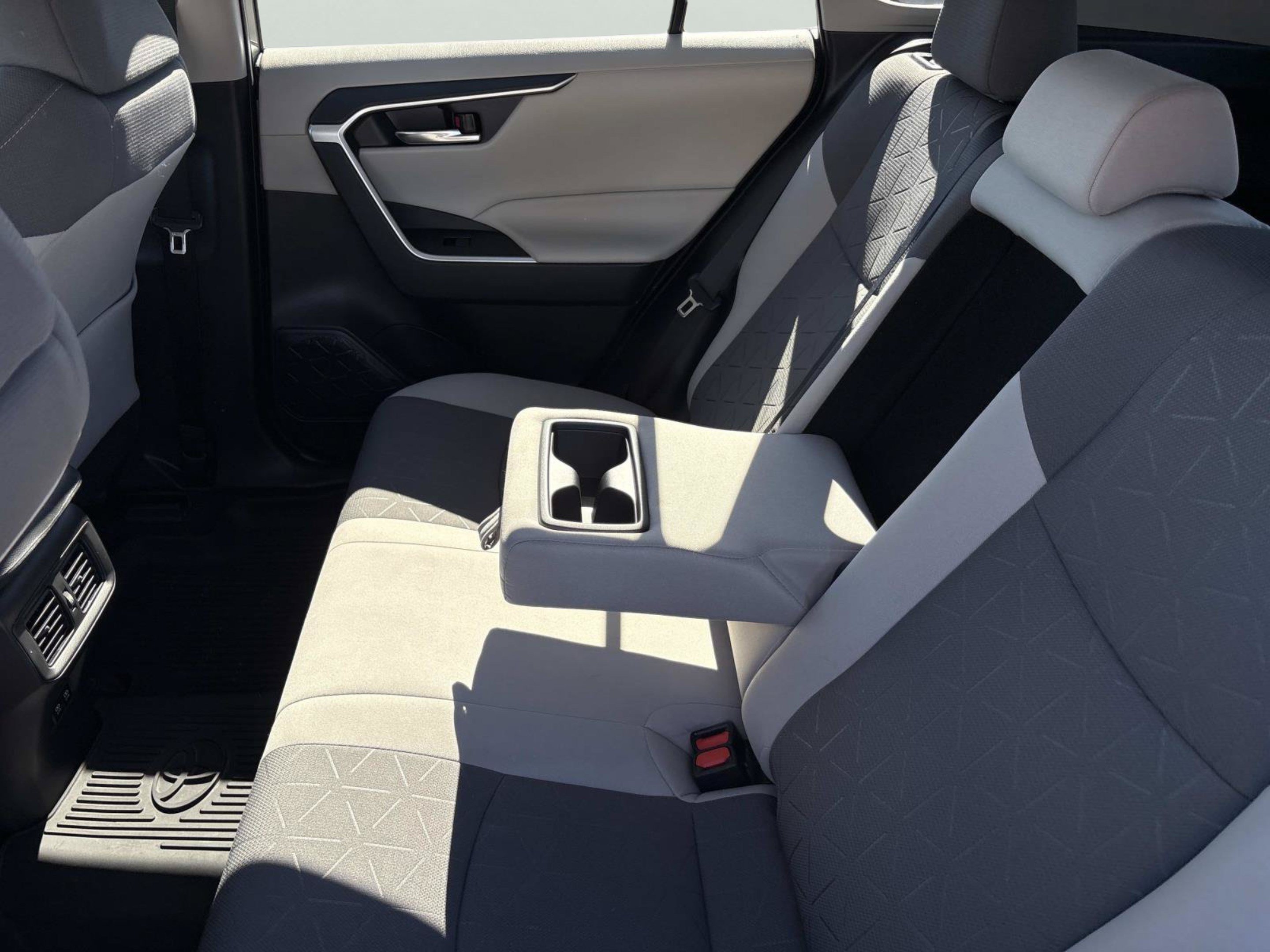Used 2021 Toyota RAV4 XLE w/ Convenience Package AWD/4WD image 14