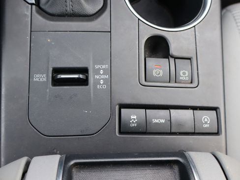 Used 2021 Toyota Highlander LE image 28