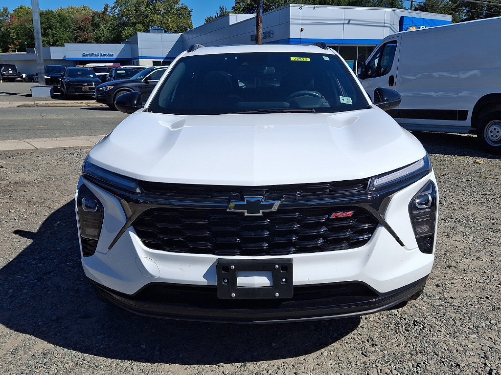 Used 2024 Chevrolet Trax RS w/ Sunroof Package FWD image 2