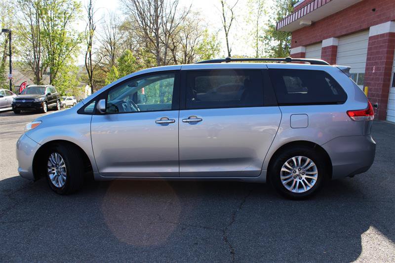 Used 2013 Toyota Sienna XLE w/ Entertainment Pkg FWD image 2