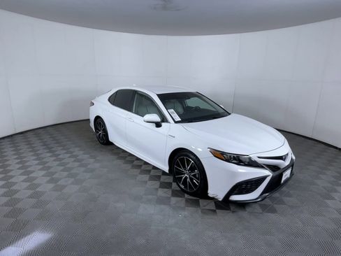 Used 2021 Toyota Camry SE FWD image 2