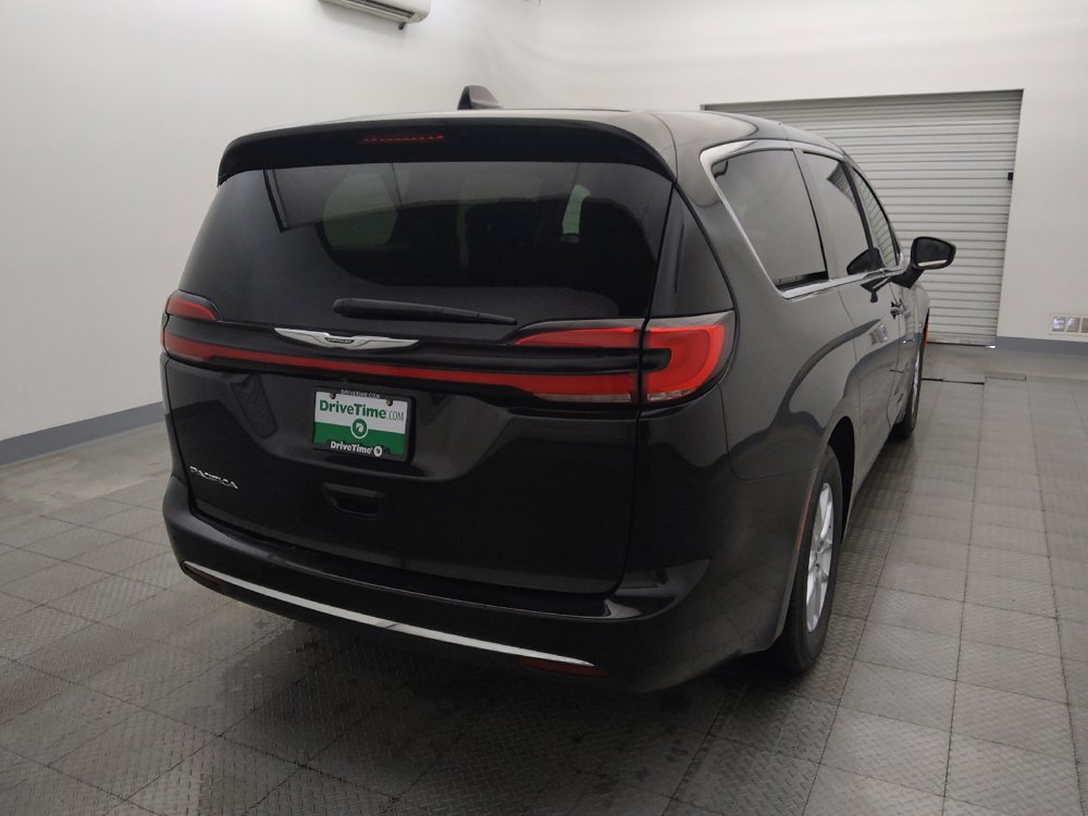 Used 2023 Chrysler Pacifica Touring-L FWD image 7