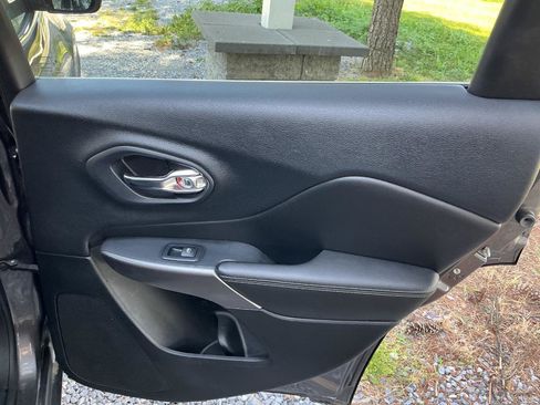 Used 2019 Jeep Cherokee Limited w/ Technology Group AWD/4WD image 17